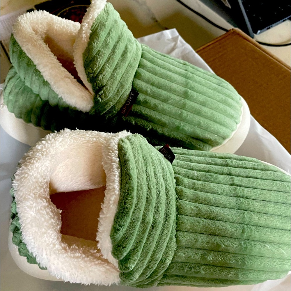 NWT Pluffi Cozy & Stylish Slippers Green Size Women’s 7.5/8